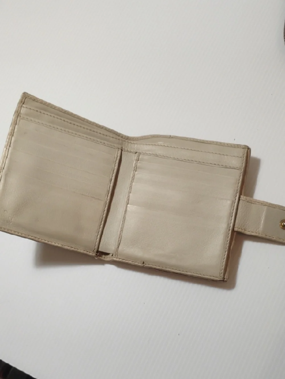 Gucci Authentic Beige Bow Embossed GG Wallet - Picture 6 of 10